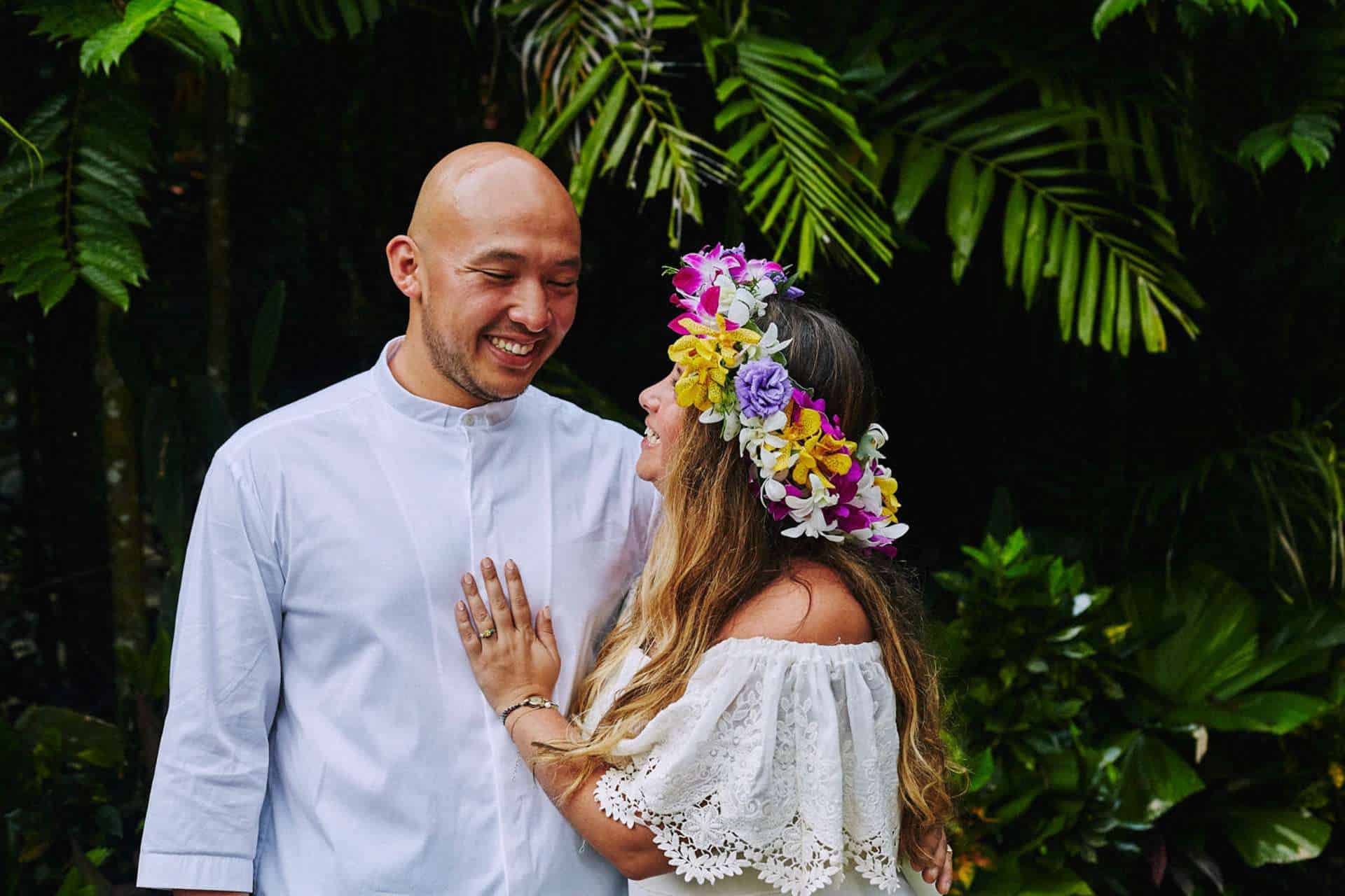 Couple getting married in manuel antonio