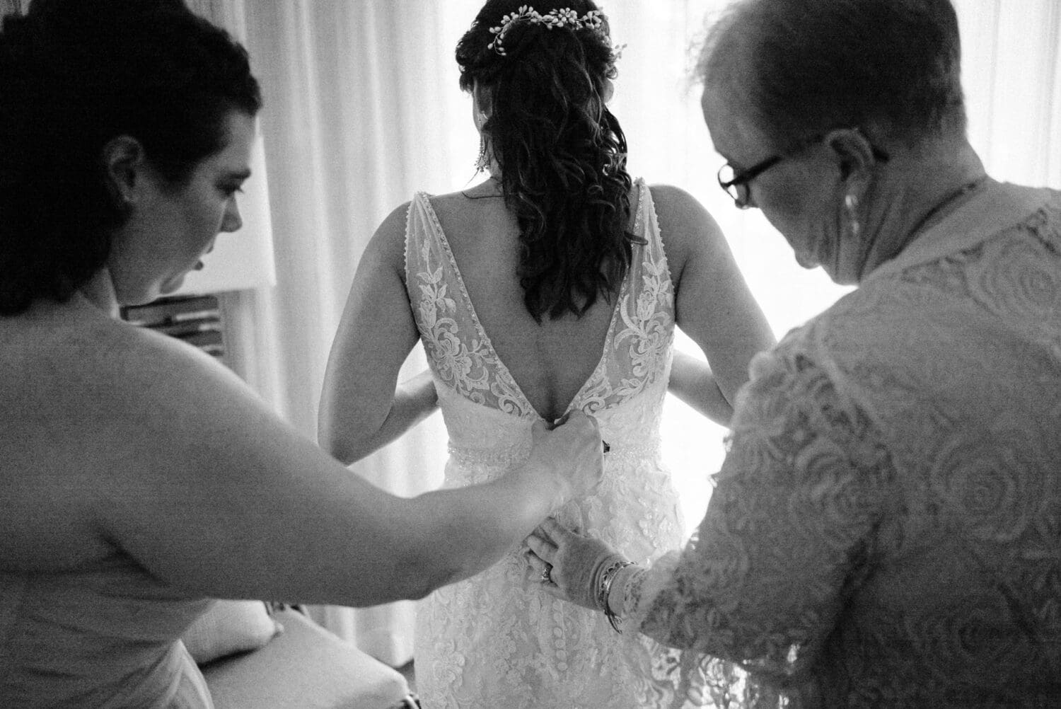 bride gettign ready by Papagayo-wedding-photographer