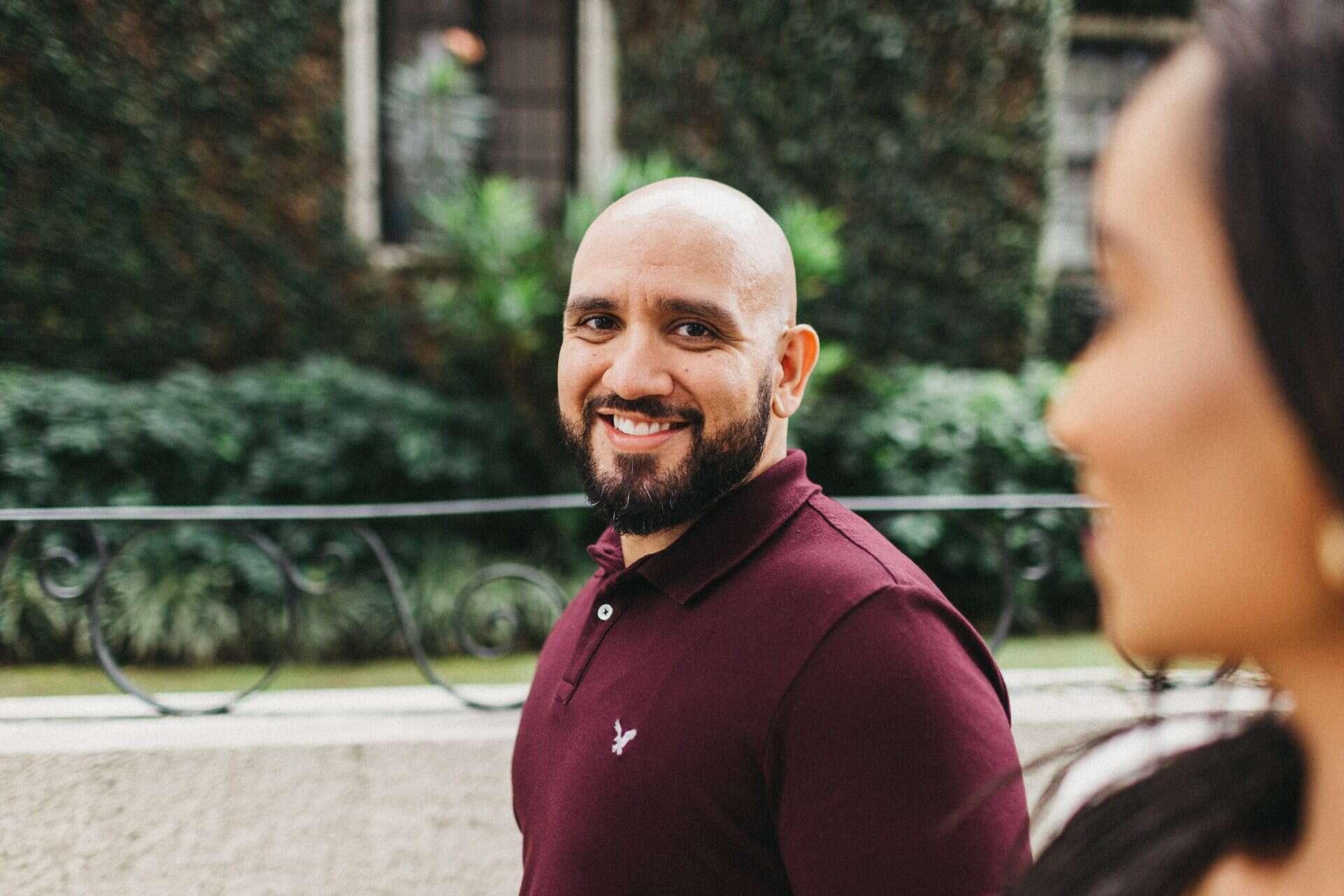 Couple enjoying a romantic engagement session in a historic neighborhood of San José, Costa Rica, surrounded by colorful colonial architecture